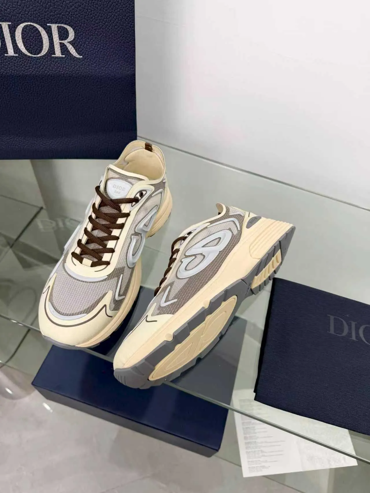 Men's men's shoes P560! DIOR#B30 COUNTDOWN TECH shoes 1. Inspired by lighter running shoes this season 2. Made of multi-layer transparent nylon upper, full of futuristic feel 3. CD30 rubber logo on the tongue/heel to highlight the brand style 4. Equipped with ultra-light foam midsole for the ultimate comfortable wearing experience 5. The entire series uses WELDED (seamless bonding) technology to ensure durability and lightness 6. Full-size dopamine color matching, perfect choice for couples shoes😜